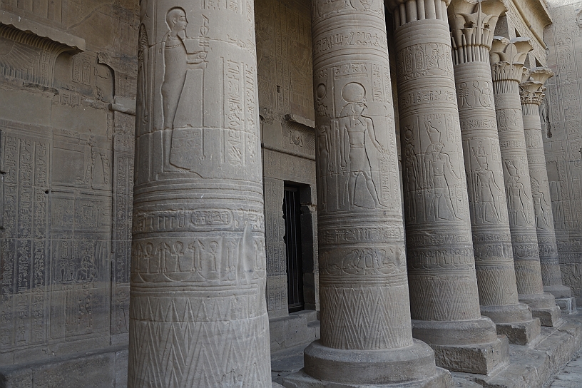 13 MAK_6447.jpg - Sulle colonne sono scolpiti bassorilievi che rappresentano sovrani e divinità egizie, principalmente a Iside, Osiride e Horus.